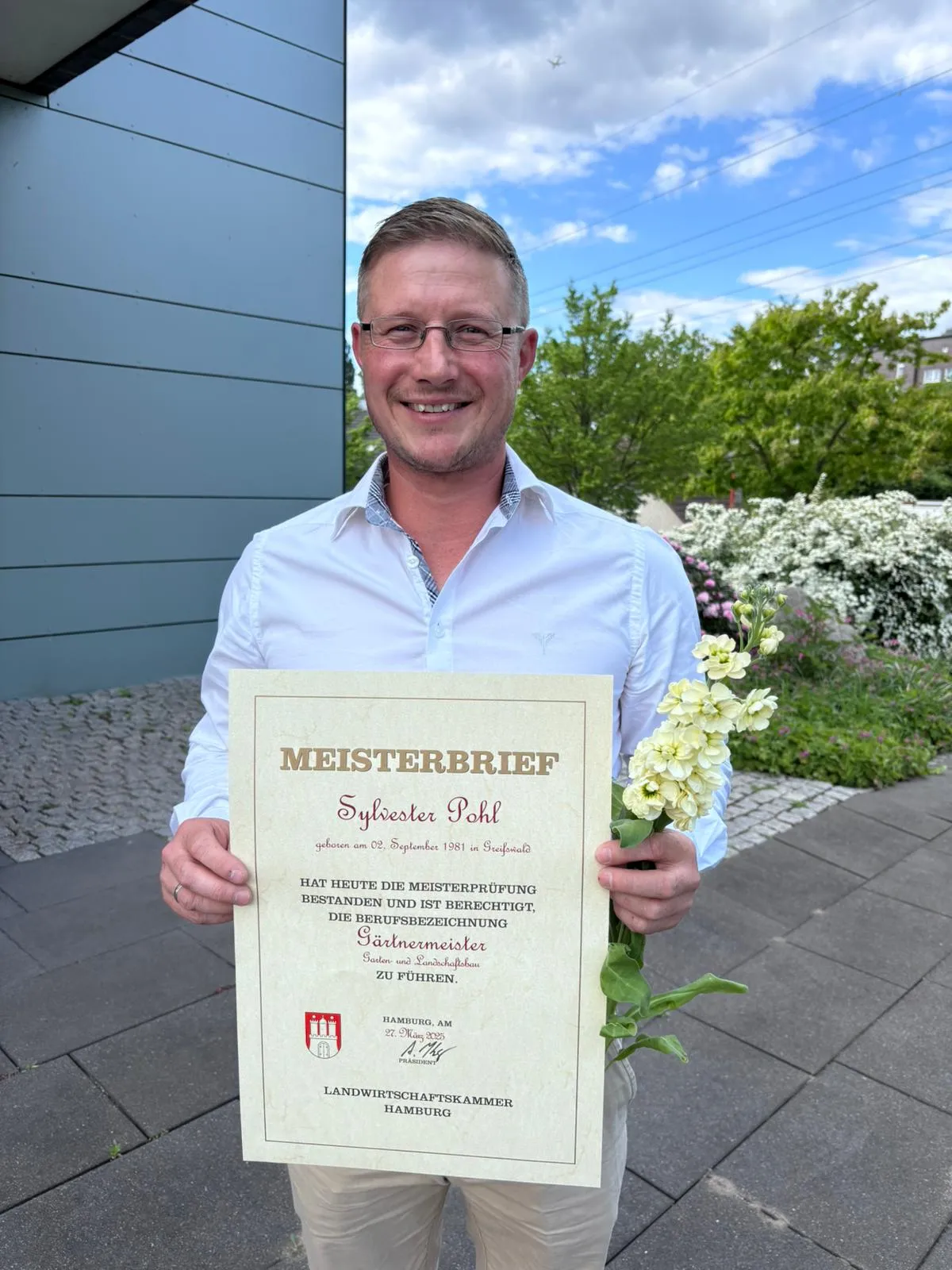 Sylvester Pohl mit dem Meisterbrief der Landwirtschaftskammer Hamburg