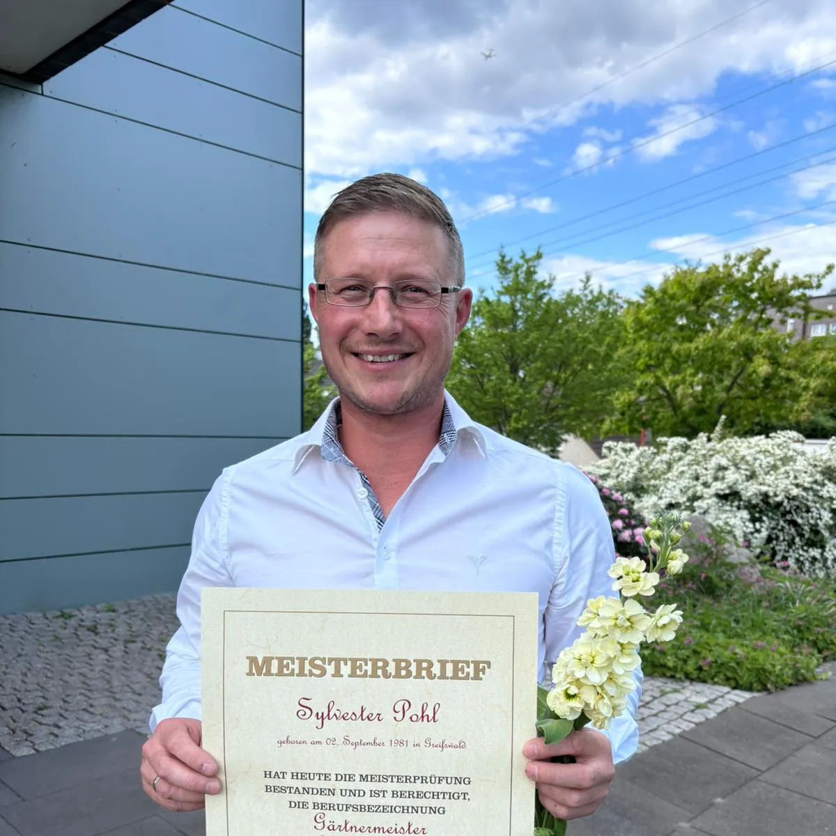 Sylvester Pohl, Garten- und Landschaftsbaumeister, mit dem Meisterbrief der Landwirtschaftskammer Hamburg