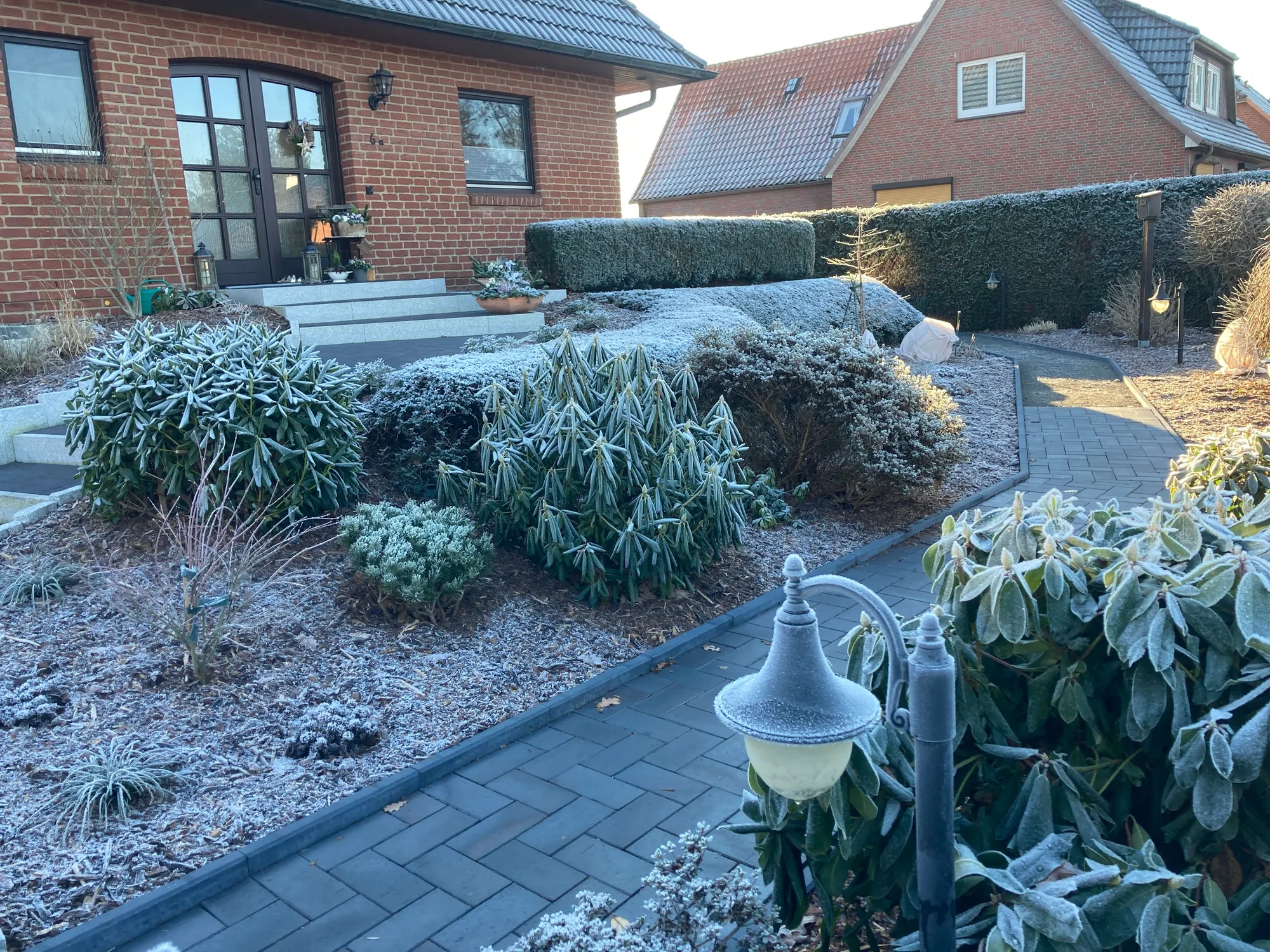 Fertige Anlage mit Beetkante und Gartenlaterne