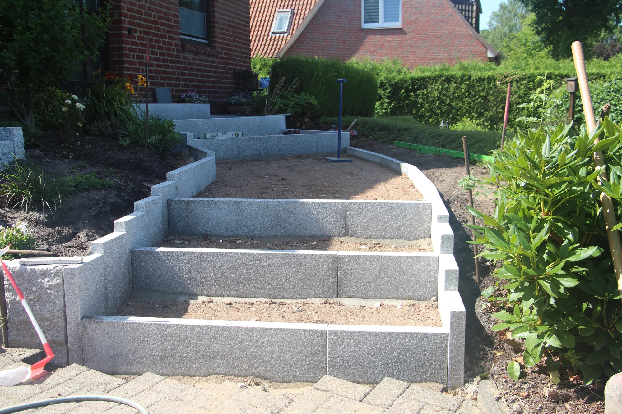 Bauphase: neu gesetzte Granit-Blockstufen