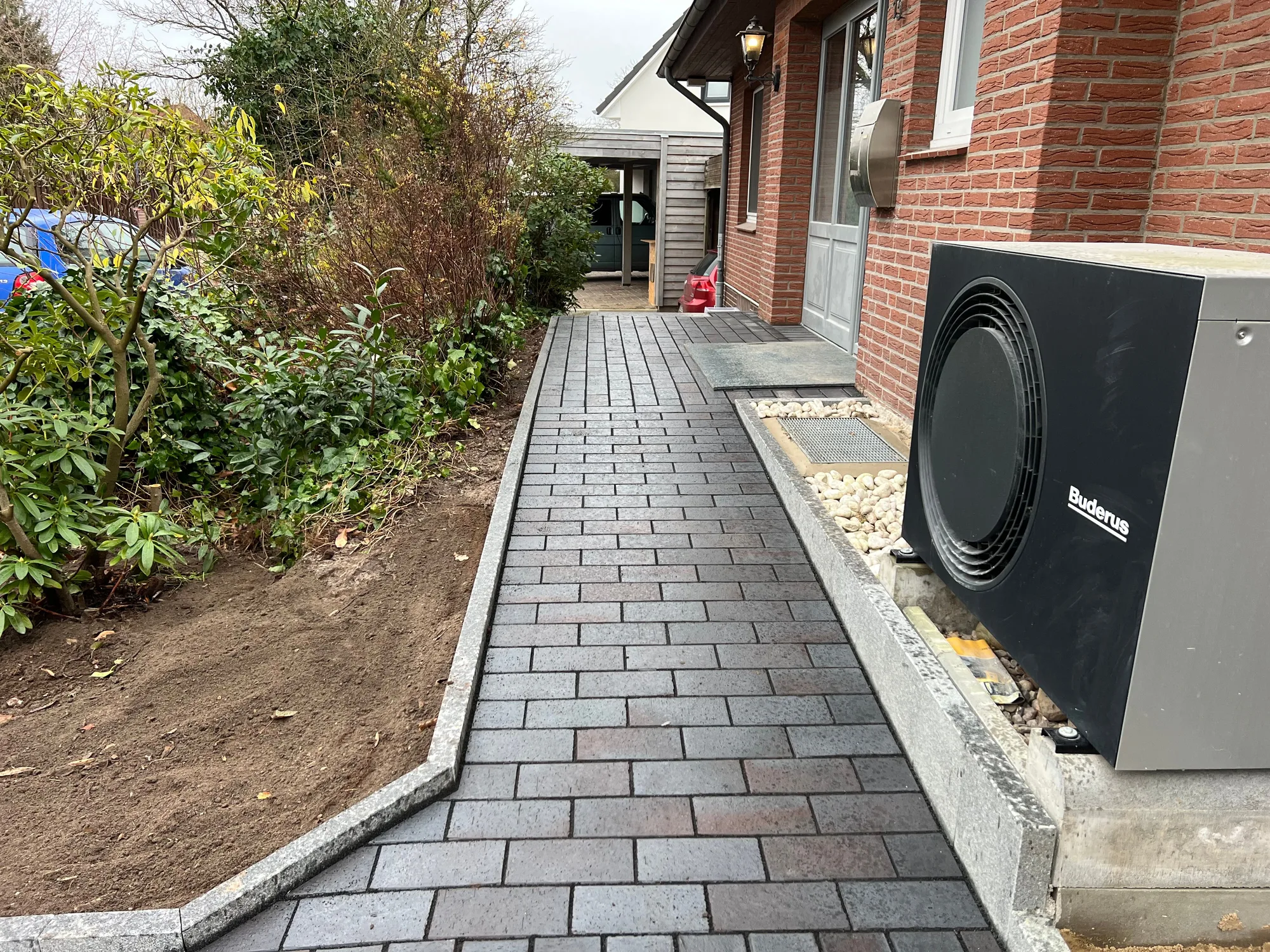 Neuer Pflasterweg am Haus entlang