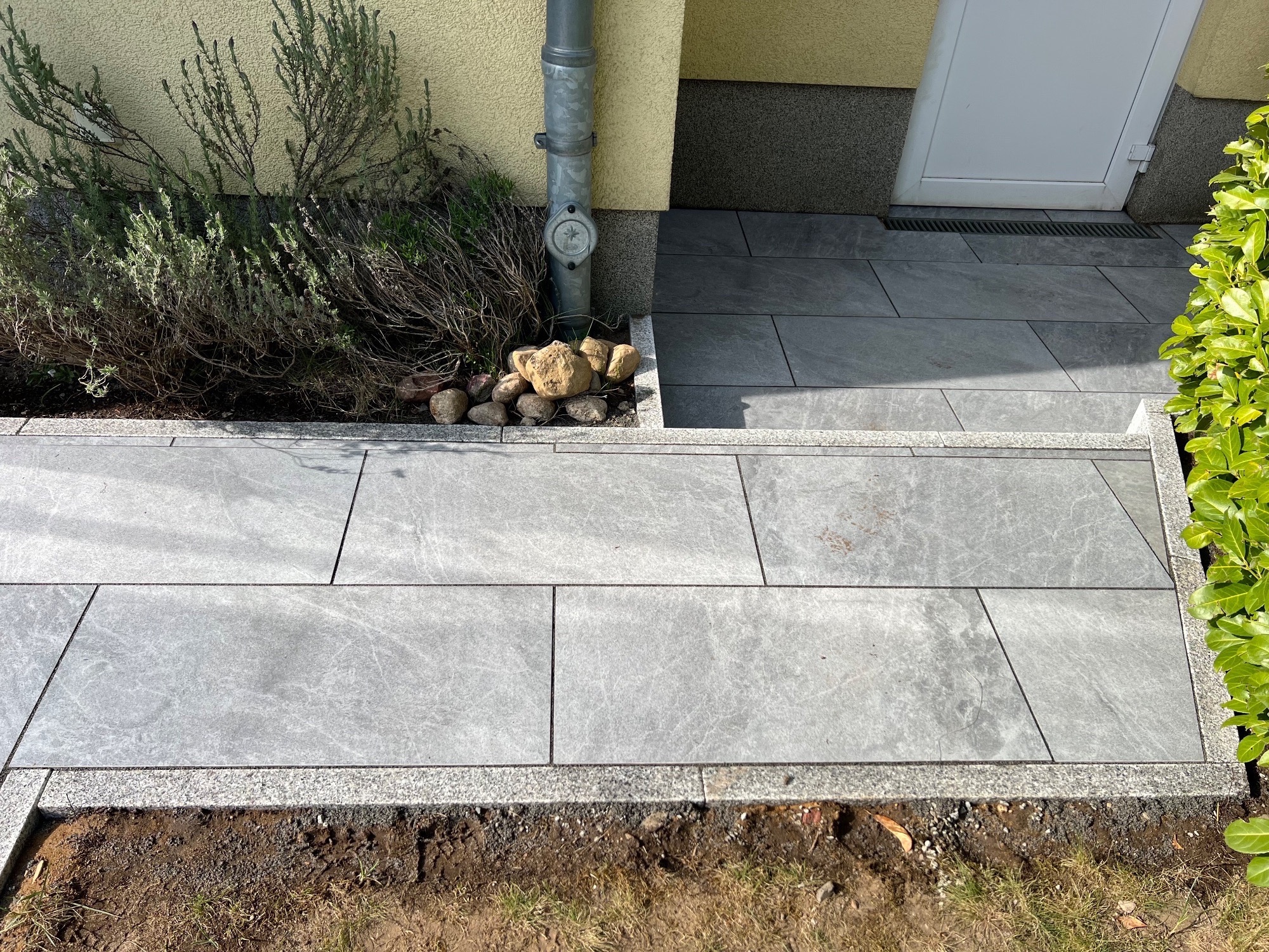 Detailansicht der verlegten Betonplatten mit Graniteinfassung