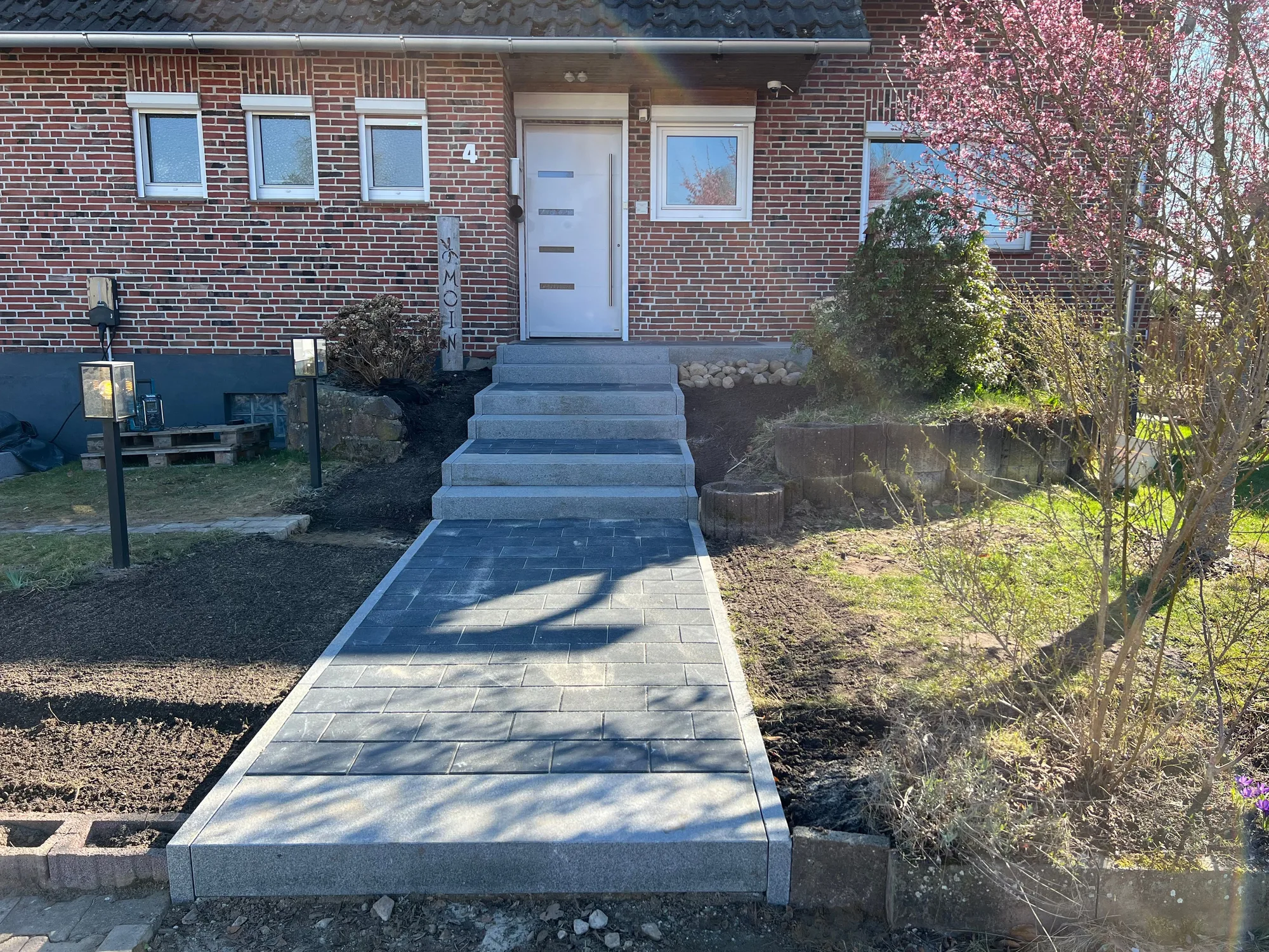 Neuer Hauseingang mit Granit-Blockstufen und Pflasterweg
