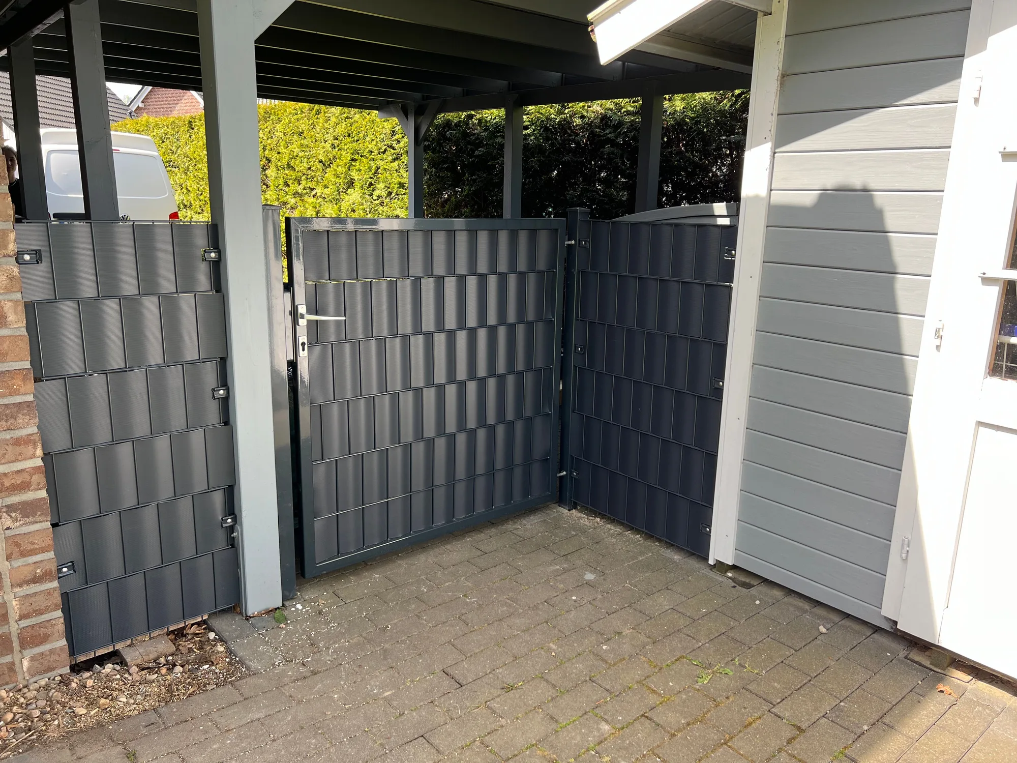 Sichtschutztore in Anthrazit am Carport