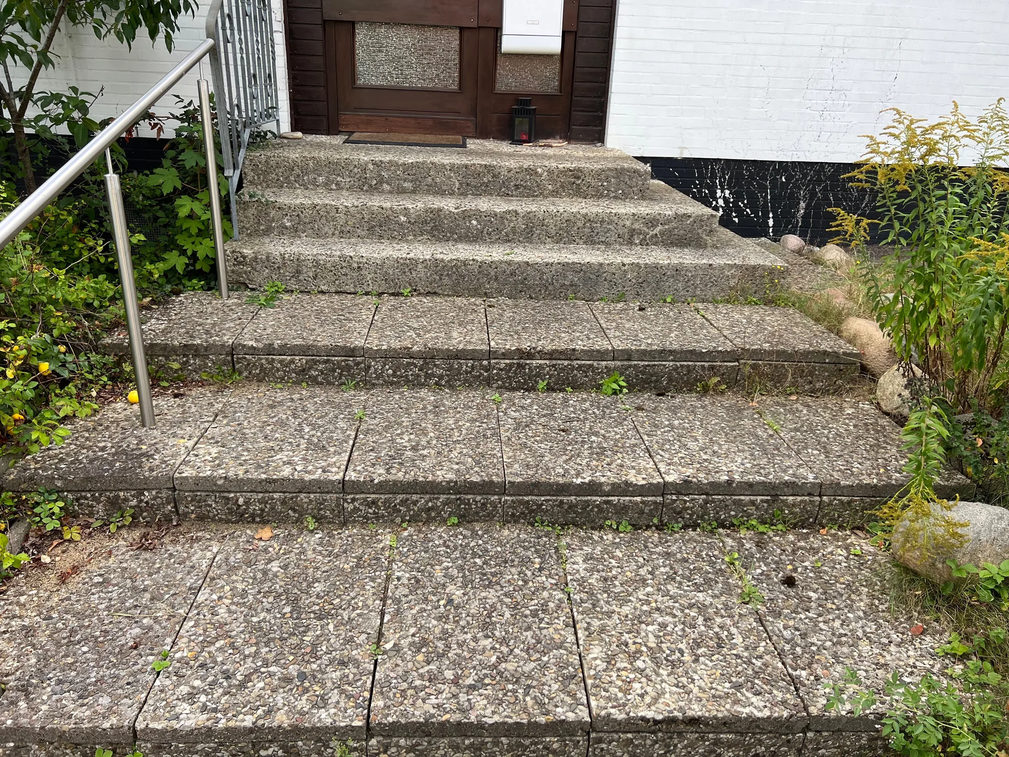 Vorher: alte Waschbetontreppe mit Handlauf