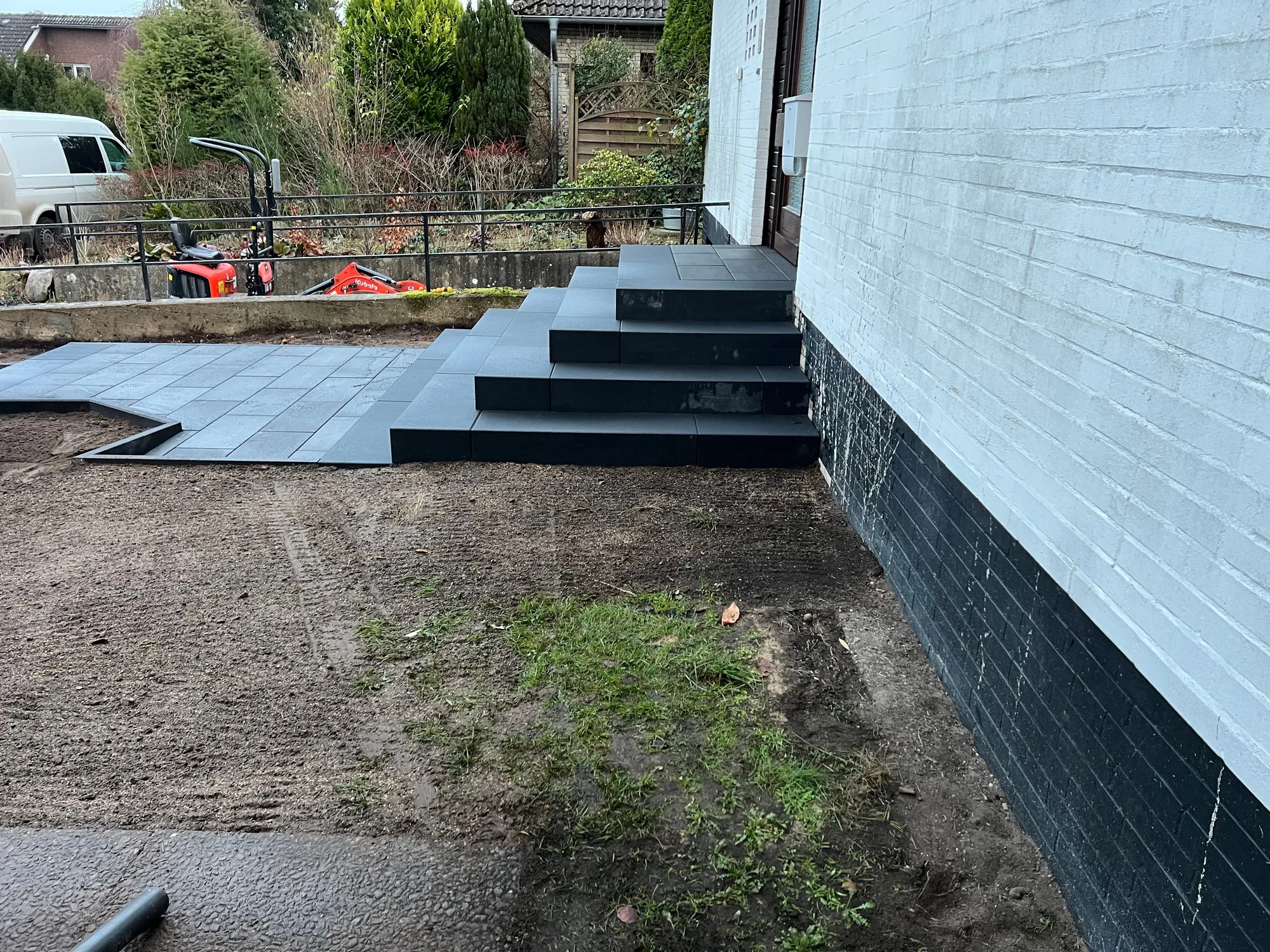 Treppe und Podest von der Seite mit neuem Zuweg