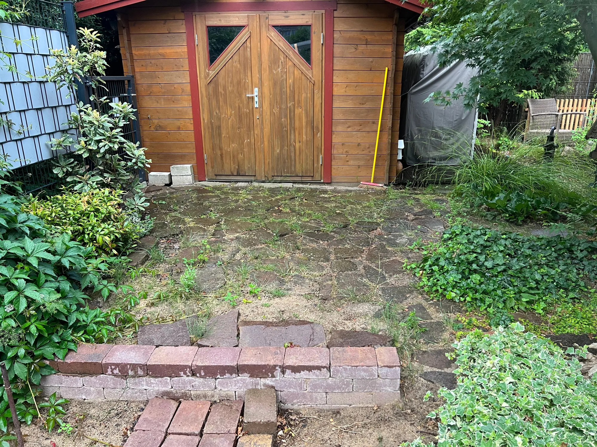 Vorher: alte Steinfläche vor dem Gartenhaus